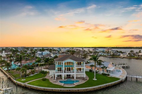 House in Treasure Island, Florida 4 bedrooms, 390.19 sq.m. № 1780651 - photo 5