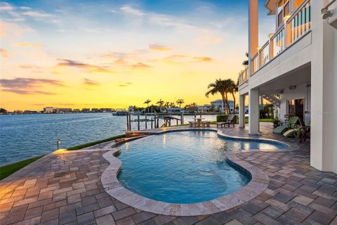 House in Treasure Island, Florida 4 bedrooms, 390.19 sq.m. № 1780651 - photo 4