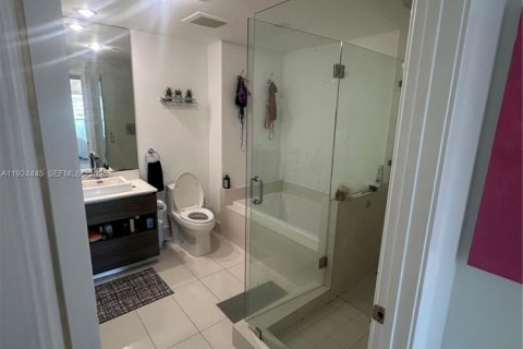 Condominio en alquiler en Miami, Florida, 1 dormitorio, 71.44 m2 № 1982755 - foto 13