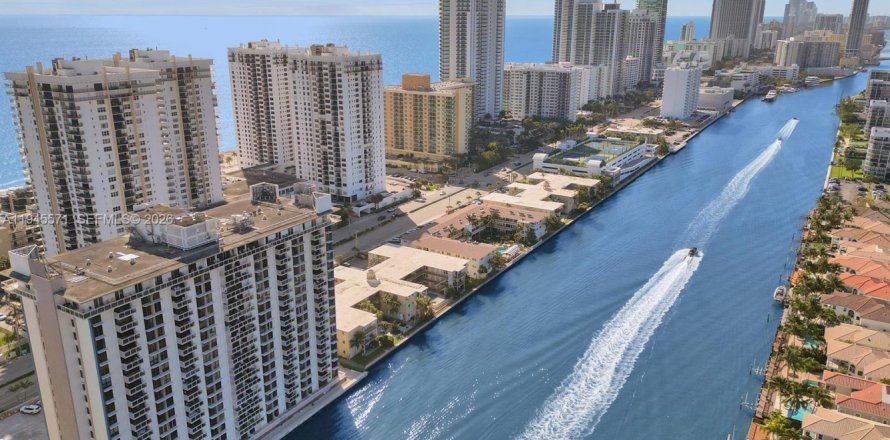 Кондоминиум с 1 спальней в Холливуд, Флорида № 2004593