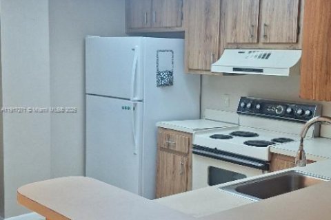 Condo in Lauderhill, Florida, 2 bedrooms № 1973866 - photo 2