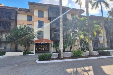 Condo in Lauderhill, Florida, 2 bedrooms № 1973866 - photo 1