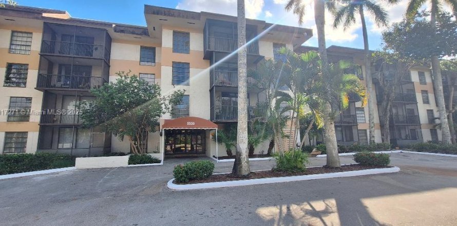 Condo in Lauderhill, Florida, 2 bedrooms № 1973866