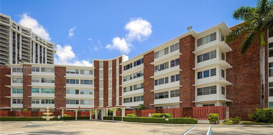 Кондоминиум с 2 спальнями в Майами-Шорс, Флорида № 1957381