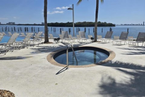 Кондоминиум с 1 спальней в Майами, Флорида № 1945087