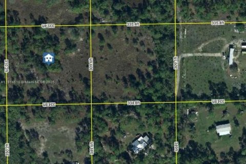 Commercial property in Clewiston, Florida № 2053569