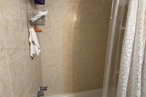 Condo in Hallandale Beach, Florida, 2 bedrooms № 2081153 - photo 10