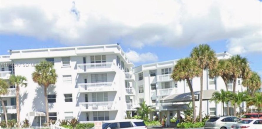 Condo in Hallandale Beach, Florida, 2 bedrooms № 2081153