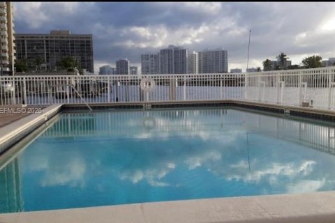 Condo in Hallandale Beach, Florida, 2 bedrooms № 2081153 - photo 2