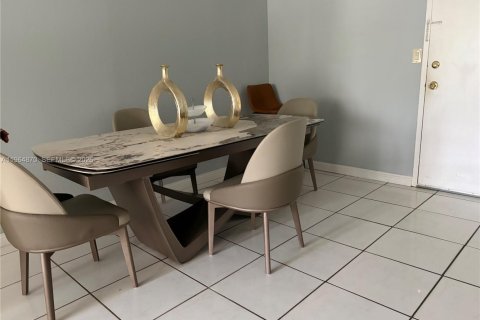 Condo in Hallandale Beach, Florida, 2 bedrooms № 2081153 - photo 3