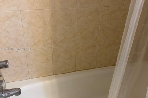 Condo in Hallandale Beach, Florida, 2 bedrooms № 2081153 - photo 12
