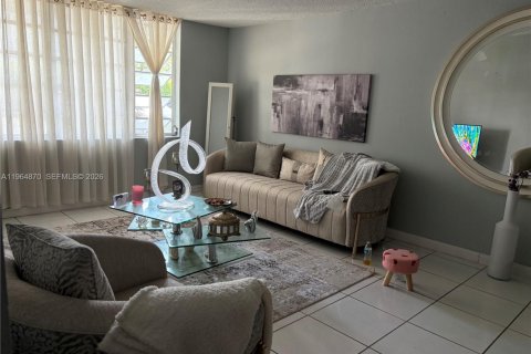 Condo in Hallandale Beach, Florida, 2 bedrooms № 2081153 - photo 5