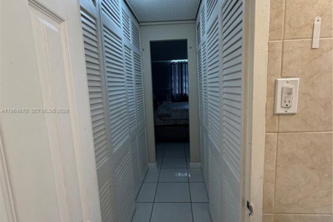 Condo in Hallandale Beach, Florida, 2 bedrooms № 2081153 - photo 15