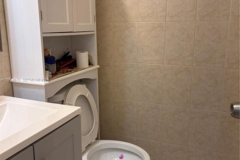Condo in Hallandale Beach, Florida, 2 bedrooms № 2081153 - photo 11