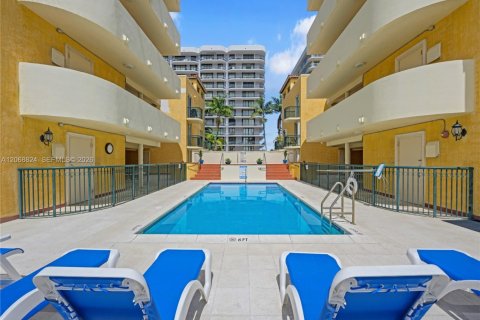Copropriété à louer à Surfside, Floride: 1 chambre, 69.68 m2 № 2296064 - photo 15