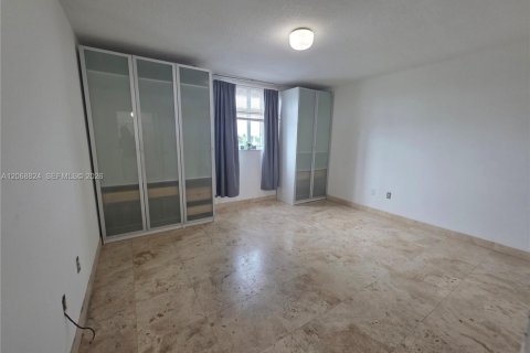 Copropriété à louer à Surfside, Floride: 1 chambre, 69.68 m2 № 2296064 - photo 5