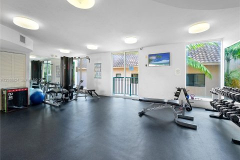 Copropriété à louer à Surfside, Floride: 1 chambre, 69.68 m2 № 2296064 - photo 12