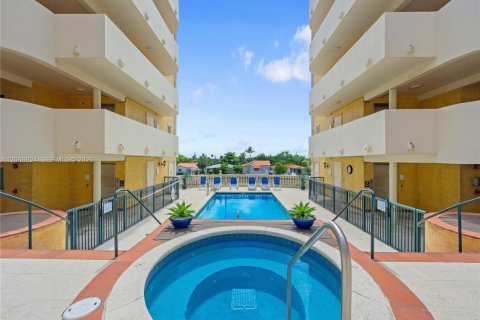 Copropriété à louer à Surfside, Floride: 1 chambre, 69.68 m2 № 2296064 - photo 2