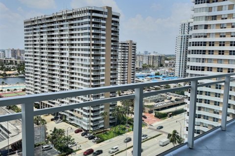 Condominio en venta en Hallandale Beach, Florida, 2 dormitorios, 121.89 m2 № 851836 - foto 1