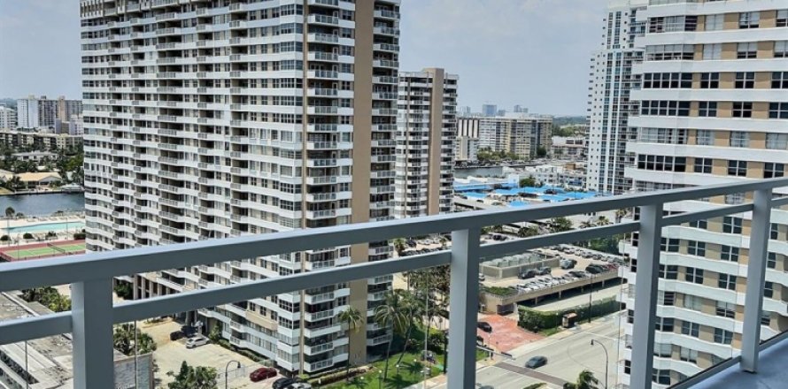 Condominio en Hallandale Beach, Florida, 2 dormitorios № 851836