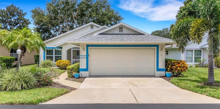 House in Bradenton, Florida 2 bedrooms, 126.35 sq.m. № 2267142