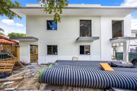 Купить коммерческую недвижимость в Майами, Флорида № 2035722 - фото 2