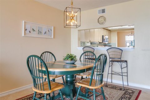 Condo in Cape Canaveral, Florida, 2 bedrooms № 2215993 - photo 6