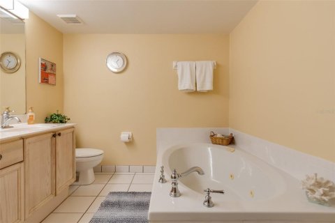 Condo in Cape Canaveral, Florida, 2 bedrooms № 2215993 - photo 12