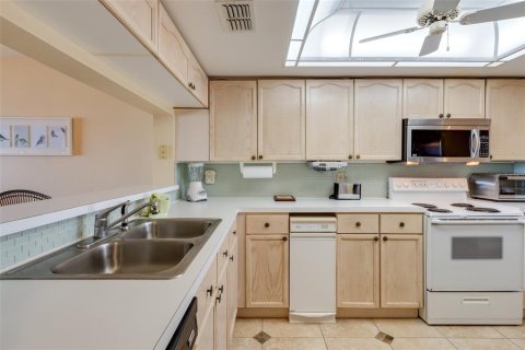 Condo in Cape Canaveral, Florida, 2 bedrooms № 2215993 - photo 17