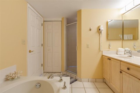 Condo in Cape Canaveral, Florida, 2 bedrooms № 2215993 - photo 13