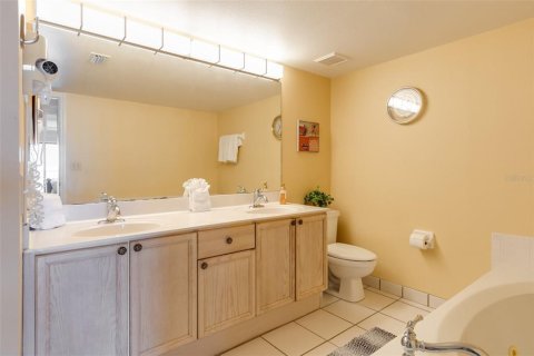 Condo in Cape Canaveral, Florida, 2 bedrooms № 2215993 - photo 11