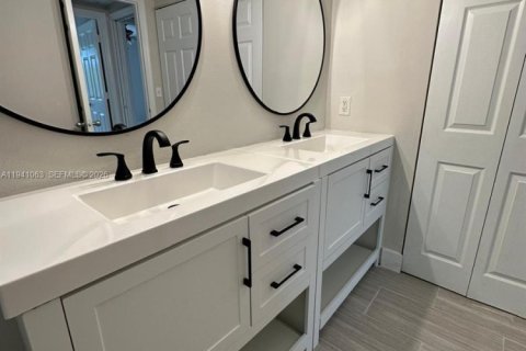 Condo in Miramar, Florida, 2 bedrooms  № 1997857 - photo 4