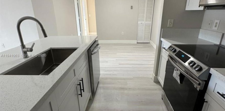 Condo in Miramar, Florida, 2 bedrooms  № 1997857