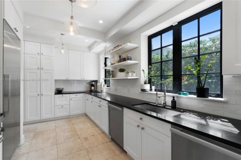 Casa en venta en Miami Beach, Florida, 4 dormitorios, 361.02 m2 № 1864196 - foto 9