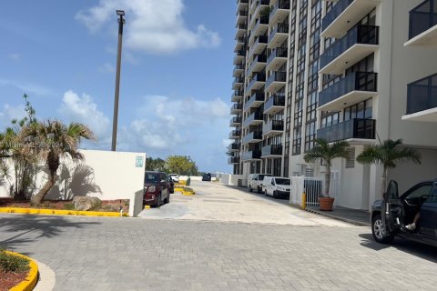 Condominio en venta en Miami, Florida, 2 dormitorios, 113.15 m2 № 1979520 - foto 2