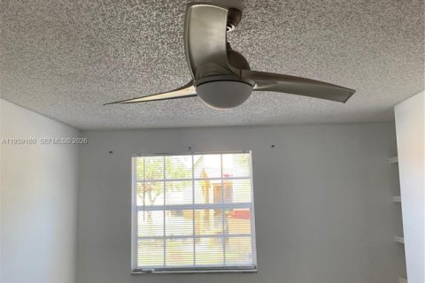 Condominio en alquiler en Hialeah, Florida, 1 dormitorio, 82.4 m2 № 2018072 - foto 3