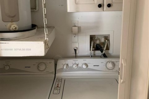 Condominio en alquiler en Hialeah, Florida, 1 dormitorio, 82.4 m2 № 2018072 - foto 2