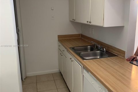 Condominio en alquiler en Hialeah, Florida, 1 dormitorio, 82.4 m2 № 2018072 - foto 7