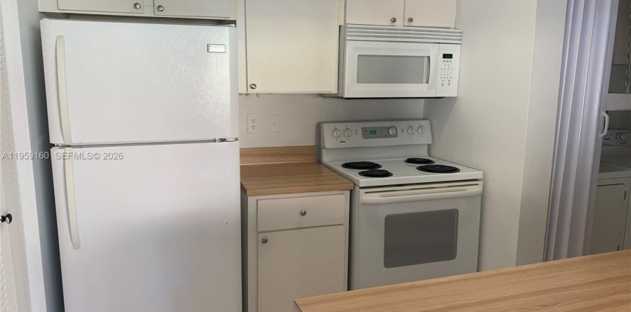 Condominio en Hialeah, Florida, 1 dormitorio № 2018072