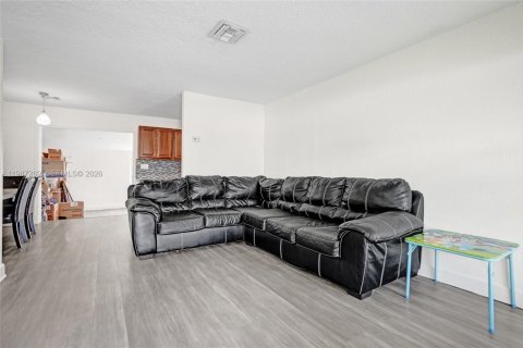 Villa ou maison à vendre à Lauderhill, Floride: 3 chambres, 115.2 m2 № 2047702 - photo 5