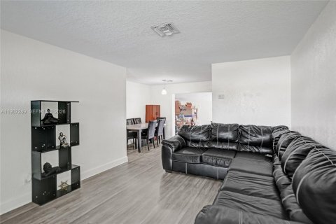 Villa ou maison à vendre à Lauderhill, Floride: 3 chambres, 115.2 m2 № 2047702 - photo 6