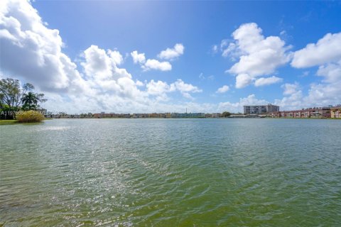 Copropriété à vendre à Miami, Floride: 1 chambre, 88.63 m2 № 2041773 - photo 3