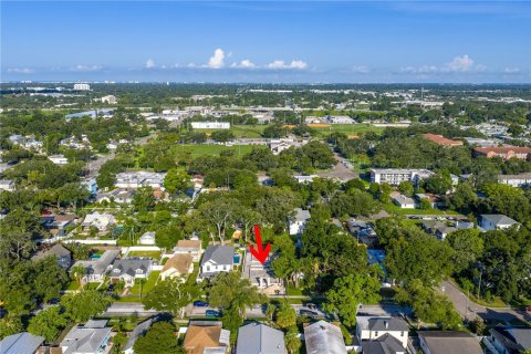 House in Saint Petersburg, Florida 5 bedrooms, 315.03 sq.m. № 1829279 - photo 10
