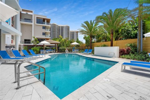 Condominio en alquiler en Fort Lauderdale, Florida, 3 dormitorios, 194.82 m2 № 1080555 - foto 1