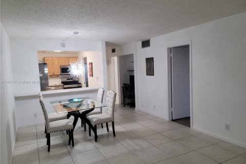 Copropriété à vendre à Pembroke Pines, Floride: 1 chambre, 74.32 m2 № 1954467 - photo 1