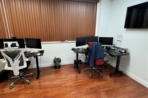 Propiedad comercial en venta en Miami Lakes, Florida № 1811779 - foto 14