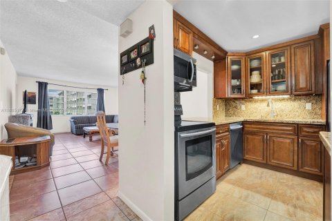 Condo in Hallandale Beach, Florida, 1 bedroom  № 1936056 - photo 4