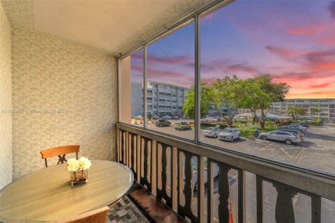 Condo in Hallandale Beach, Florida, 1 bedroom  № 1936056 - photo 21