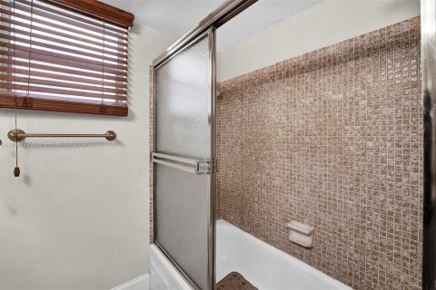 Condo in Hallandale Beach, Florida, 1 bedroom  № 1936056 - photo 18