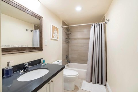 Купить кондоминиум в Санни-Айлс-Бич, Флорида 3 спальни, 154.68м2, № 1979970 - фото 14